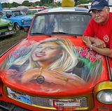 Peter Oppermans aus Holland bei seinem Liebling mit einem Bild von Prinzessin Maxima