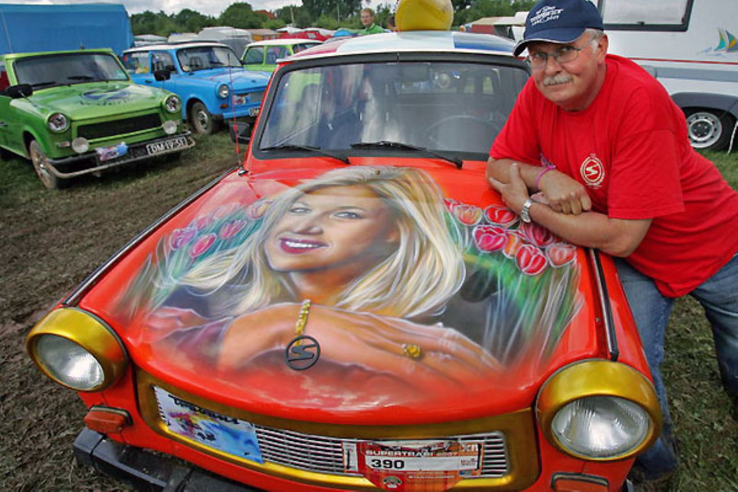 Peter Oppermans aus Holland bei seinem Liebling mit einem Bild von Prinzessin Maxima