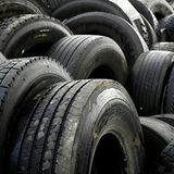 Kleineres Auto = kleinere Kosten     Die Kette der niedrigeren Unterhaltskosten zieht sich durchs ganze Auto. Selbst bei den Reifen ist Sparsamkeit möglich. Nein, Runderneuerte sollen und müssen es nicht sein. Für einen Golf gibt es vier Markenreifen ab 200 Euro. Wenn der Audi dicke 235er-Schluffen hat, sind es ab 130 Euro – aber für einen Reifen, nicht für vier