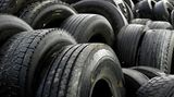 Kleineres Auto = kleinere Kosten     Die Kette der niedrigeren Unterhaltskosten zieht sich durchs ganze Auto. Selbst bei den Reifen ist Sparsamkeit möglich. Nein, Runderneuerte sollen und müssen es nicht sein. Für einen Golf gibt es vier Markenreifen ab 200 Euro. Wenn der Audi dicke 235er-Schluffen hat, sind es ab 130 Euro – aber für einen Reifen, nicht für vier