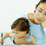 Menschen brauchen unterschiedlich viel Schlaf - das gilt auch für Kinder. Finden Sie mit Hilfe eines Schlafprotokolls heraus, wie viele Stunden Ihr Sohn oder Ihre Tochter tatsächlich benötigen. Denn nur wenn ein Kind wirklich müde ist, kann es einschlafen.