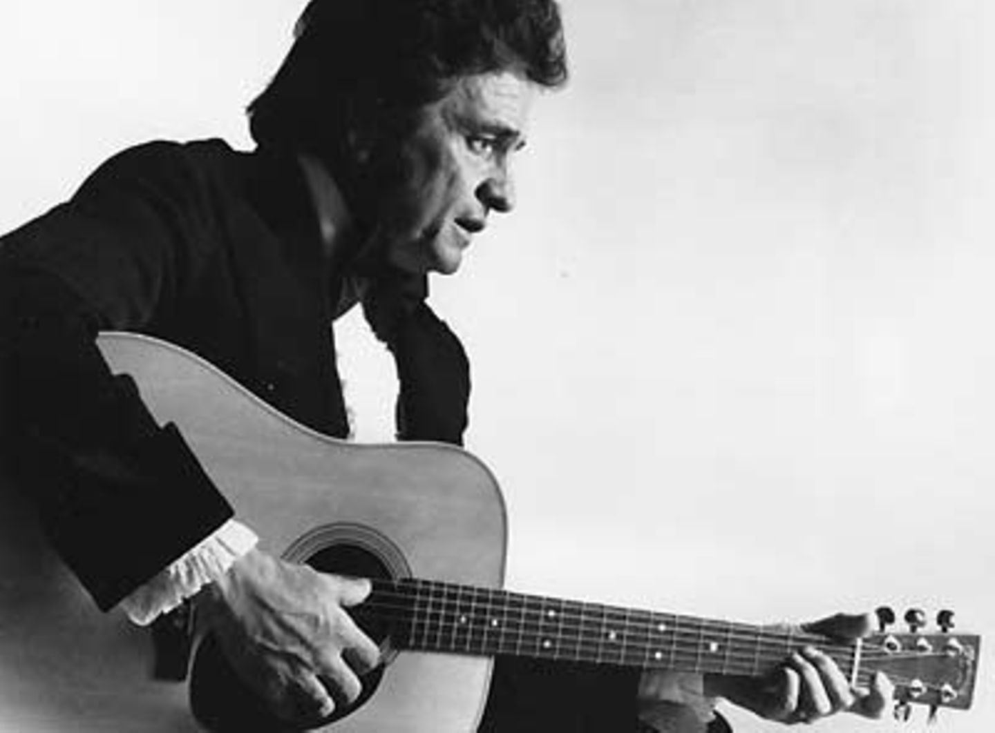 Der zornige Alte: Seine Akustikgitarre und seine Stimme - mehr brauchte Johnny Cash nicht, um zum Gott der Countrymusik zu werden. Der Mann, der 2003 mit 71 Jahren starb, ist Urvater des Mythos vom Mann mit dem Gitarrenkoffer. Er wurde zum Vorbild ganzer Generationen amerikanischer Liedermacher