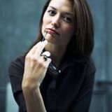 Was sind Déjà-vus?  Das plötzliche Gefühl, einen  eigentlich völlig neuen  Moment schon erlebt zu  haben, beruht auf einer  Fehlleistung des Gehirns,  oft dann, wenn wir müde  sind: Eine Art Inhaltsverzeichnis  für das Langzeitgedächtnis meldet  "Erinnerung vorhanden",  obwohl die entsprechende  Schublade leer ist. Deshalb  haben wir auch keine  weiteren Erinnerungen an  die angebliche Situation