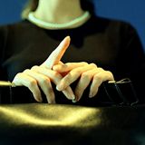 Ähnlich sieht das auch Arne aus Bremen. "Männer müssen ihre Geldbeutel schlank halten, damit Sie in die Hosentasche passen. Frauen müssen das nicht, weil Sie Ihr Portemonnaie in der Handtasche aufbewahren. Da ist eben genug Platz für all das unnötige Zeugs", sagt er