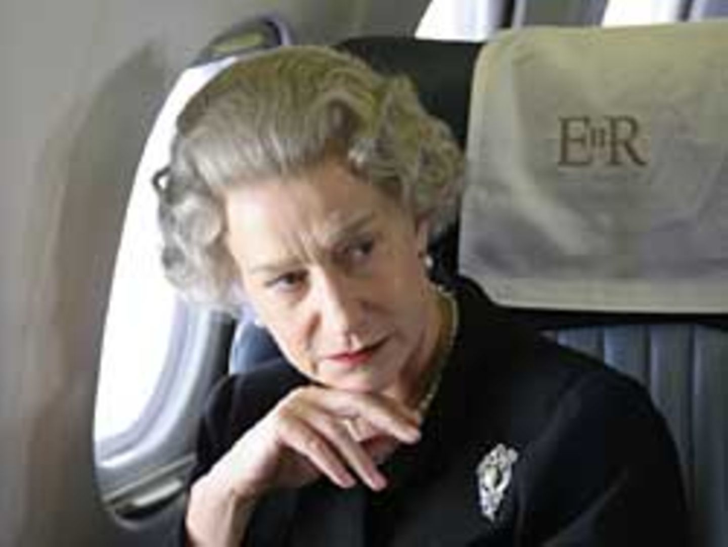 Die britische Schauspielerin Helen Mirren posiert im Hamburger Hotel Atlantik. Mirren hat fuer ihre Rolle als Koenigin Elizabeth II. in dem Film "Die Queen" einen royalen Segen erhalten.