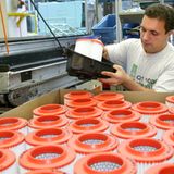 Luftfilter auswechseln    Natürlich sollte ein Wagen regelmäßig gewartet werden, wenn nötig, sollte auch der Luftfiltereinsatz ausgetauscht werden. Geschieht das regelmäßig, kann man leider keine weitere Verbesserung durch frische Filter erwarten. Moderne Maschinen messen die einströmende Luft und versorgen sich automatisch mit der optimalen Menge. Die Zeiten, als sich der Filter langsam vollsetzte und dann den Vergaser strangulierte, sind vorbei. Ausnahme: Uraltfahrzeuge, bei denen seit Jahren niemand unter die Haube geschaut hat.   Fazit: Ein Tipp aus der Steinzeit. Konnte früher helfen, inzwischen ist die Technik darüber hinweg.