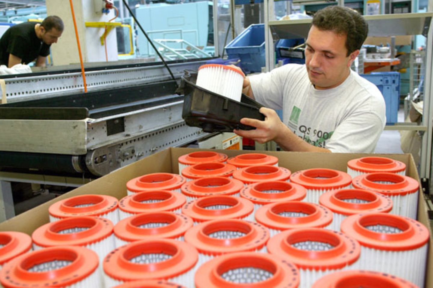 Luftfilter auswechseln    Natürlich sollte ein Wagen regelmäßig gewartet werden, wenn nötig, sollte auch der Luftfiltereinsatz ausgetauscht werden. Geschieht das regelmäßig, kann man leider keine weitere Verbesserung durch frische Filter erwarten. Moderne Maschinen messen die einströmende Luft und versorgen sich automatisch mit der optimalen Menge. Die Zeiten, als sich der Filter langsam vollsetzte und dann den Vergaser strangulierte, sind vorbei. Ausnahme: Uraltfahrzeuge, bei denen seit Jahren niemand unter die Haube geschaut hat.   Fazit: Ein Tipp aus der Steinzeit. Konnte früher helfen, inzwischen ist die Technik darüber hinweg.