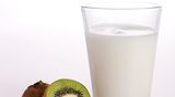 In der Schwangerschaft und Stillzeit brauchen Sie viel Eiweiß, Vitamine und Mineralen - wie zum Beispiel Kalzium, Phosphor und Eisen. Die Nährstoffe benötigt Ihr Kind zum Aufbau einer gesunden Zahnsubstanz. Essen Sie daher täglich viel frisches Obst und vitaminreiches Gemüse sowie Milchprodukte und trinken Sie Milch. Zucker sollten Sie, soweit es geht, vermeiden