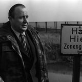 Genscher an der deutsch-deutschen Grenze: Der Außenminister legte durch sein Verhandlungsgeschick schon viele Jahre vor der Wende den Grundstein für die Wiedervereinigung 1990.