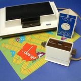 Die "Odyssey" der Firma Magnavox. Aufgrund der aus heutiger Sicht minimalen grafischen Fähigkeiten des Geräts wurden bei einigen Spielen Folien mitgeliefert, die auf den Fernseher geklebt werden mussten. So hatte man quasi eine Hintergrundgrafik.