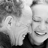 Schweigend    Wir liebten uns bis zur Erschöpfung    Und liebten auch dann uns noch fort,    Doch niemals entglitt unsren Lippen    Ein einziges zärtliches Wort  Felix Dörmann, 1870 - 1928    137 Zeichen