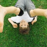 Ist beim Spielen oder Herumtoben ein Stück Schneidezahn abgebrochen, heben Sie es auf und bringen Sie es mit zum Zahnarzt. Dieser kann das Stück gegebenenfalls wieder einsetzen - je eher, desto besser. Ist bei einem Sturz der gesamte Zahn mit der Wurzel herausgeschlagen, legen Sie ihn sofort in die Nährlösung einer Zahnrettungsbox (in Apotheken erhältlich). So können die Zellen auf der Wurzel des herausgebrochenen Zahnes am Leben erhalten werden. Falls keine Zahnrettungsbox greifbar ist, legen Sie das Zahnstück in einen Behälter mit gekühlter H-Milch oder isotonischer Kochsalzlösung. Und dann sofort mit Kind und Zahn zum Zahnarzt!