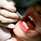 Loben Sie Ihr Kind nach einem Zahnarztbesuch, statt ihm etwas zu schenken. Sonst setzt sich bei ihm der Eindruck fest, dass die Zahnbehandlung etwas ganz Außergewöhnliches ist. Falls wirklich Schmerzen auf Ihr Kind zukommen, sollten Sie es darauf vorbereiten.