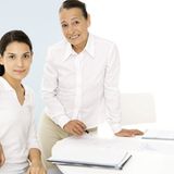 Je älter, desto größer der Lohnabschlag    Grundsätzlich hat das Alter einen starken Einfluss auf den Verdienst. Während Berufsanfängerinnen bis 24 Jahre zwei Prozent und bis 29 Jahre acht Prozent weniger erhalten, steigt der Abstand des Bruttostundenverdienstes mit 40 Jahren auf über 20 Prozent an. Ab 60 Jahre und älter ergibt sich ein Lohngefälle von 30 Prozent