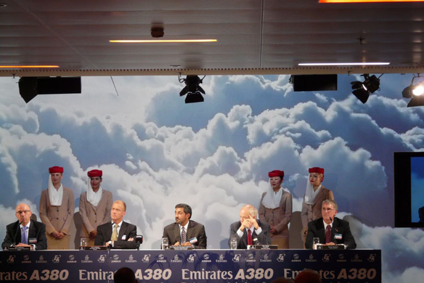 Auf der Pressekonferenz wird ein Slogan ständig wiederholt: "greener, cleaner, quieter, smarter". Denn ein vollbesetzter A380 verbrauche lediglich 3,1 Liter auf 100 Passagierkilometern