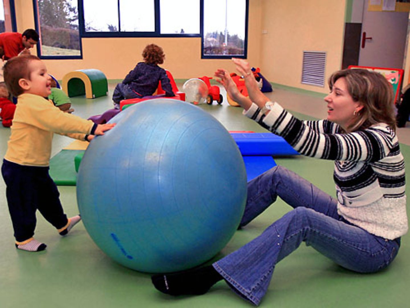 Bewegungserziehung in der KiTa: "Erzieherinnen betreuen die Kinder in einer Entwicklungsphase, die unglaublich wichtig ist und total verkannt wird"