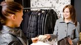 "Viele Menschen haben gar kein Interesse mehr mit Geld umzugehen. Konsum und Spaß für den Augenblick scheinen in unserer Gesellschaft wichtiger zu sein, als sich einem maßvollen Umgang mit Geld zu unterwerfen. Die Fähigkeit, sich selbst zu disziplinieren, scheint in einer Welt ohne Kompromisse und ohne Hemmungen einfach verloren gegangen zu sein", beklagt Oliver aus Heppenheim