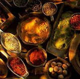 Werden Sie kreativer in der Küche - mehr Abwechslung bringt mehr Genuss. Würzen Sie nicht nur mit Salz, sondern entdecken Sie frische Kräuter und Gewürze. Wenn Sie Ihr Essen genießen, wird es bekömmlicher und Sie verdauen es besser. Auch das sorgt dafür, dass Sie sich wohl fühlen