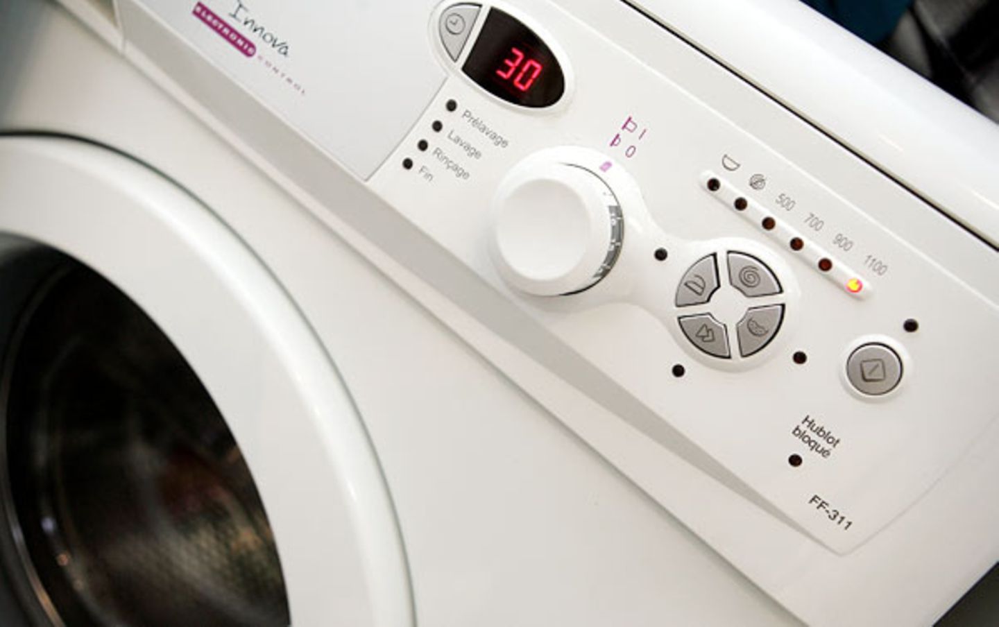Waschmaschine    Gleiches gilt auch für die Waschmaschine: Nur voll beladen wäscht sie am günstigsten. Für normal verschutzte Wäsche reicht meist ein Waschgang bei 60° - damit verbrauchen Sie 30 Prozent weniger Energie als bei einem Waschgang mit 95 Grad