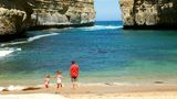 Loch Ard Gorge: In dieser geschützten Bucht zwischen gewaltigen Felsklippen wurde 1878 der Kajütenjunge Tom Pearce an Land gespült, nachdem sein Schiff gesunken war. Auf diesen rettenden Strand zog er später auch Eva Carmicheal, die zweite Überlebende der Katastrophe.