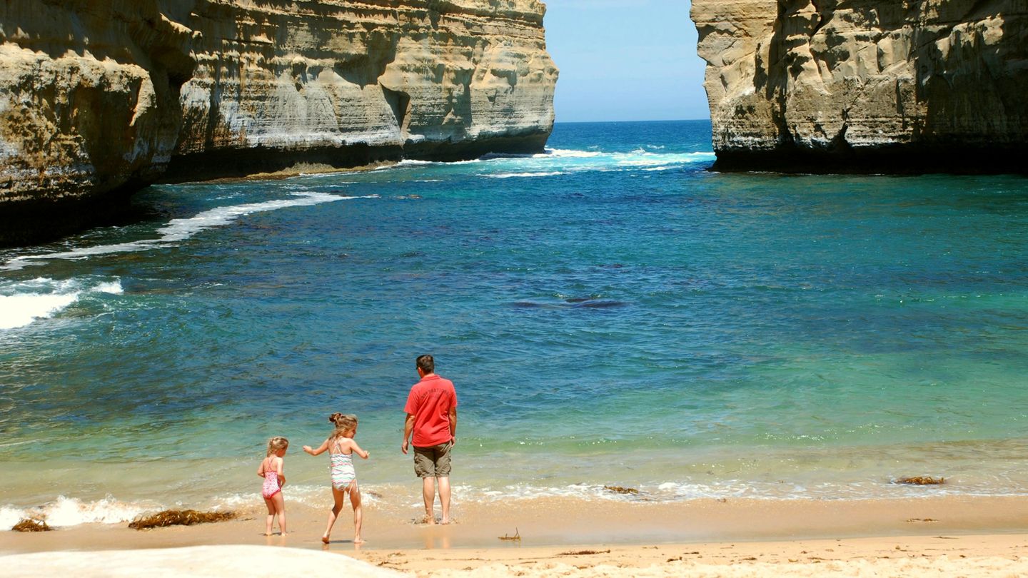 Loch Ard Gorge: In dieser geschützten Bucht zwischen gewaltigen Felsklippen wurde 1878 der Kajütenjunge Tom Pearce an Land gespült, nachdem sein Schiff gesunken war. Auf diesen rettenden Strand zog er später auch Eva Carmicheal, die zweite Überlebende der Katastrophe.