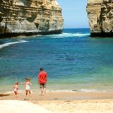 Loch Ard Gorge: In dieser geschützten Bucht zwischen gewaltigen Felsklippen wurde 1878 der Kajütenjunge Tom Pearce an Land gespült, nachdem sein Schiff gesunken war. Auf diesen rettenden Strand zog er später auch Eva Carmicheal, die zweite Überlebende der Katastrophe.