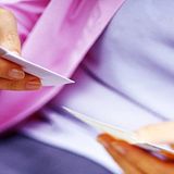 "Angefangen bei Fotos und Monatskarte geht es weiter zu den unzähligen Karten. Frauen sammeln eben gerne Kunden-und Visitenkarten! Dann habe ich noch Einkaufszettel, Pflaster und Kontoauszüge im Geldbeutel", gesteht Sina F. aus Frankfurt