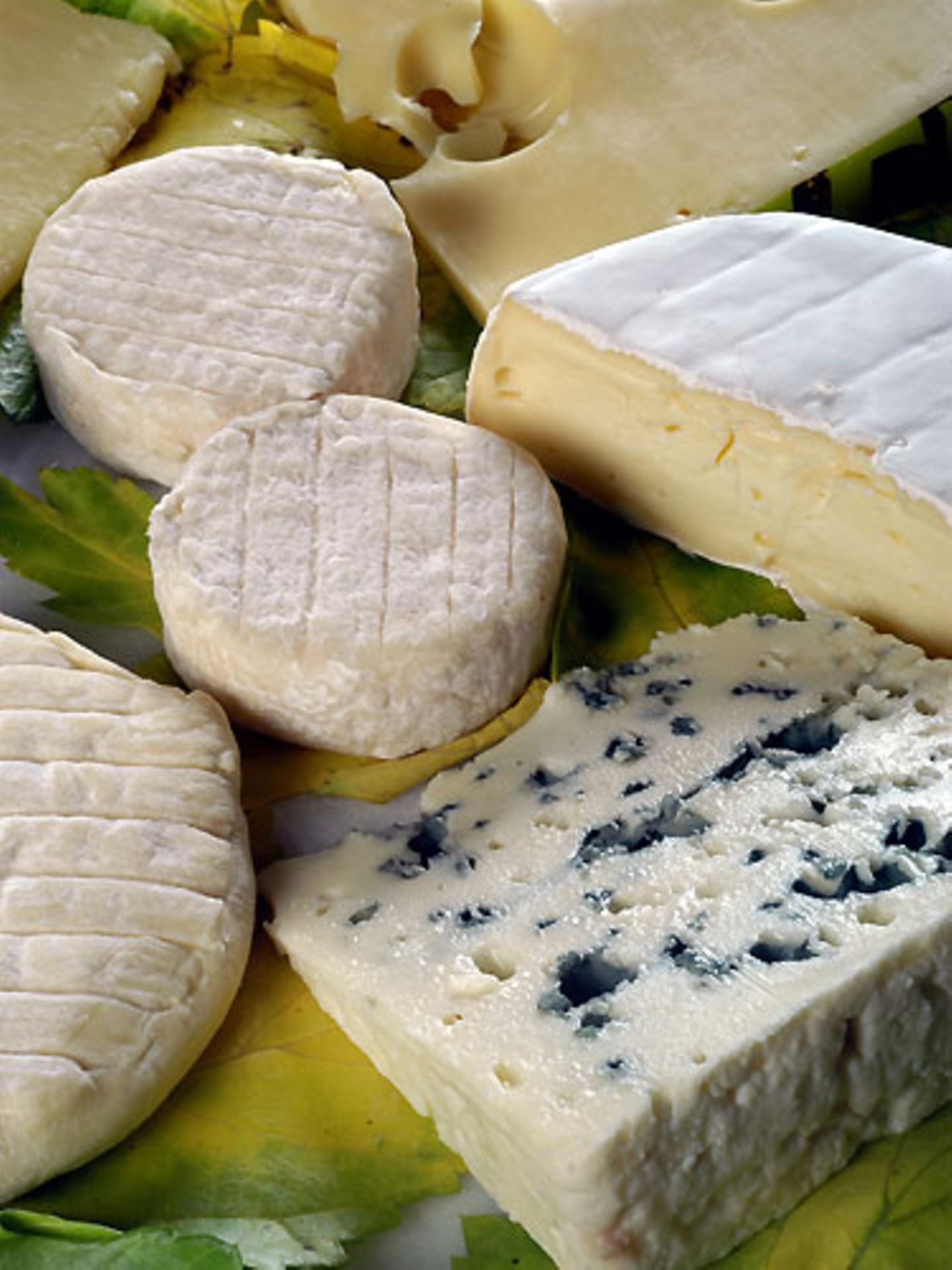 Je fetter der Käse, desto schlechter die Energiebilanz. Bei einem Blauschimmelkäse können schnell 4,1 Kilokalorien pro Gramm zusammenkommen