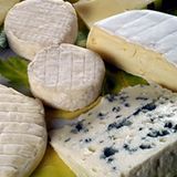 Je fetter der Käse, desto schlechter die Energiebilanz. Bei einem Blauschimmelkäse können schnell 4,1 Kilokalorien pro Gramm zusammenkommen