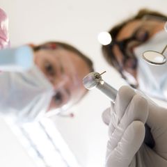 Da ist der Übeltäter: Den erwischt der Arzt ganz altmodisch mit der Zange