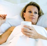 Sollte Ihnen morgens übel sein, trinken Sie noch im Bett eine Tasse Tee oder Milch, oder essen Sie eine Scheibe Brot oder Zwieback. Kleine Mahlzeiten am Tag können vielleicht auch verhindern, dass Ihnen tagsüber schlecht wird.