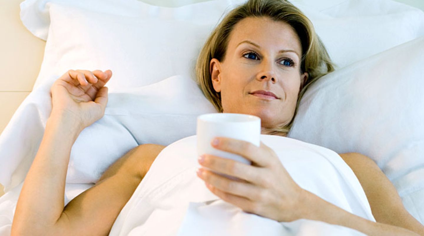 Sollte Ihnen morgens übel sein, trinken Sie noch im Bett eine Tasse Tee oder Milch, oder essen Sie eine Scheibe Brot oder Zwieback. Kleine Mahlzeiten am Tag können vielleicht auch verhindern, dass Ihnen tagsüber schlecht wird.