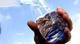 Trinken Sie regelmäßig, denn zu wenig Flüssigkeit macht schlapp und träge. Mindestens 1,5 Liter täglich sollten es pro Tag schon sein - am besten Wasser, Fruchtsaftschorlen mit wenig Saft und viel Wasser, Kräuter- und Früchtetees, die auch gekühlt gut schmecken