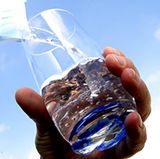 Trinken Sie regelmäßig, denn zu wenig Flüssigkeit macht schlapp und träge. Mindestens 1,5 Liter täglich sollten es pro Tag schon sein - am besten Wasser, Fruchtsaftschorlen mit wenig Saft und viel Wasser, Kräuter- und Früchtetees, die auch gekühlt gut schmecken