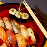 Beim Essen nie mit den Stäbchen auf andere zeigen und auch bei guter Stimmung nie mit den Stäbchen auf Teller oder Schüssel klopfen. Dies gilt beides als sehr unhöflich. Aber wenn jemand einem Tee einschenkt, kann man mit den Fingerspitzen leicht auf den Tisch tippen, um seinen Dank auszudrücken: Mit dem Zeigefinger, wenn der Gast jünger ist als der Einschenkende, im umgekehrten Fall mit Zeige- und Mittelfinger zusammen