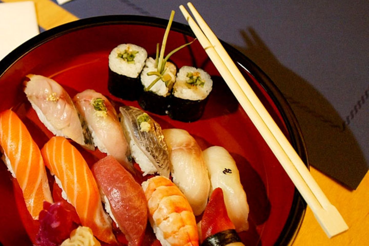Beim Essen nie mit den Stäbchen auf andere zeigen und auch bei guter Stimmung nie mit den Stäbchen auf Teller oder Schüssel klopfen. Dies gilt beides als sehr unhöflich. Aber wenn jemand einem Tee einschenkt, kann man mit den Fingerspitzen leicht auf den Tisch tippen, um seinen Dank auszudrücken: Mit dem Zeigefinger, wenn der Gast jünger ist als der Einschenkende, im umgekehrten Fall mit Zeige- und Mittelfinger zusammen