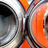 Meiden Sie Wasch- und Putzmittel mit Triclosan. Auf den Packungen unter Inhaltsstoffe ist es auch als Irgasan DP300, Trichlorhydroxydiphenylether oder Cloxifenol aufgeführt. Der Stoff wird zwar auch zur Behandlung keimbesiedelter Ekzeme eingesetzt, ein zu häufiger Kontakt kann aber die Hautflora schädigen und möglicherweise sogar zu einer Resistenz gegen Antibiotika führen