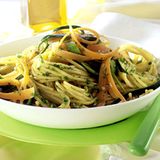 Der Nudelsoßen-Hersteller Bertolli wirbt mit "besten Zutaten" und "original italienischen Rezepten". Fragt sich nur, was an dem Rezept für das "Pesto verde" außer dem Namen original italienisch ist. Statt der üblichen und so auch auf der Packung deklarierten Pinienkerne enthält es hauptsächlich die billigeren Cashewkerne. "Olivenöl und Pinienkerne sind nur in Alibi-Mengen von 2 und 2,5 Prozent enthalten", erklärt dazu Foodwatch. Dafür seien Kartoffelflocken, Aroma und ein Säuerungsmittel zugesetzt