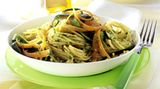 Der Nudelsoßen-Hersteller Bertolli wirbt mit "besten Zutaten" und "original italienischen Rezepten". Fragt sich nur, was an dem Rezept für das "Pesto verde" außer dem Namen original italienisch ist. Statt der üblichen und so auch auf der Packung deklarierten Pinienkerne enthält es hauptsächlich die billigeren Cashewkerne. "Olivenöl und Pinienkerne sind nur in Alibi-Mengen von 2 und 2,5 Prozent enthalten", erklärt dazu Foodwatch. Dafür seien Kartoffelflocken, Aroma und ein Säuerungsmittel zugesetzt