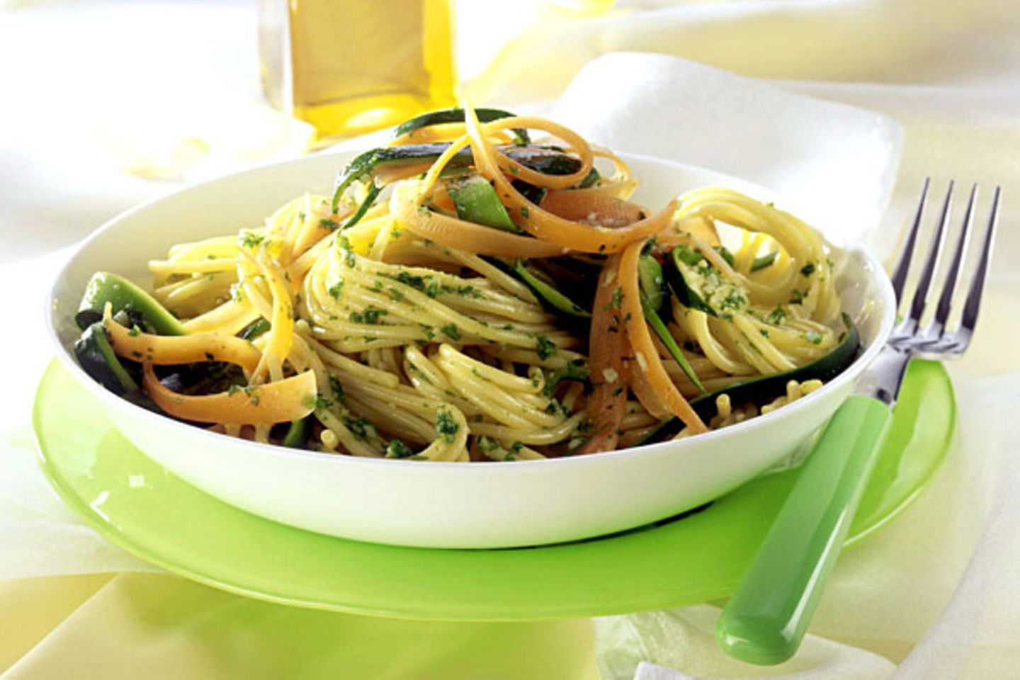 Lebensmittel: Der Nudelsoßen-Hersteller Bertolli wirbt mit "besten Zutaten" und "original italienischen Rezepten". Fragt sich nur, was an dem Rezept für das "Pesto verde" außer dem Namen original italienisch ist. Statt der üblichen und so auch auf der Packung deklarierten Pinienkerne enthält es hauptsächlich die billigeren Cashewkerne. "Olivenöl und Pinienkerne sind nur in Alibi-Mengen von 2 und 2,5 Prozent enthalten", erklärt dazu Foodwatch. Dafür seien Kartoffelflocken, Aroma und ein Säuerungsmittel zugesetzt Der Nudelsoßen-Hersteller Bertolli wirbt mit "besten Zutaten" und "original italienischen Rezepten". Fragt sich nur, was an dem Rezept für das "Pesto verde" außer dem Namen original italienisch ist. Statt der üblichen und so auch auf der Packung deklarierten Pinienkerne enthält es hauptsächlich die billigeren Cashewkerne. "Olivenöl und Pinienkerne sind nur in Alibi-Mengen von 2 und 2,5 Prozent enthalten", erklärt dazu Foodwatch. Dafür seien Kartoffelflocken, Aroma und ein Säuerungsmittel zugesetzt