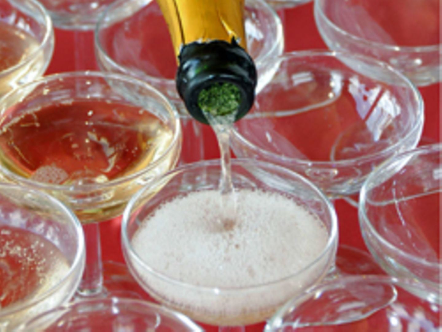 Sekt trinken mit den Reichen und Schönen: Mit allerlei Tricks schaffte es ein älteres Pärchen auf die Promi-Partys von Berlin