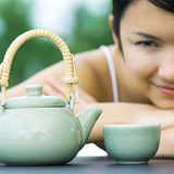 Das hat sich nicht überall so entwickelt: "In Japan und China wird der Tee nicht aus der Tasse, sondern aus Bechern und Schalen getrunken", weiß W. aus Stuttgart