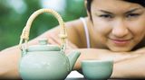Das hat sich nicht überall so entwickelt: "In Japan und China wird der Tee nicht aus der Tasse, sondern aus Bechern und Schalen getrunken", weiß W. aus Stuttgart