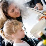 Gehen Sie beim Kochen sparsam mit Fett um und ersetzen Sie fettreiche Lebensmittel - das schmeckt auch gut. Nehmen Sie statt Sahne zum Kochen saure Sahne oder mischen Sie Crème fraîche mit fettarmer Milch, damit sparen Sie bis zu zwei Drittel Fett ein.