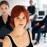 Und was wünschen sich die Herren?    Auf den ersten Blick scheinen sich die Ansprüche zu gleichen:    1. Kann über Emotionen reden (80%)    2. Ist nicht zu stark von sich eingenommen (69%)    Erst die zweit- und drittwichtigste Eigenschaft sollte die Damenwelt aufhorchen lassen:    3. Macht ihre Karriere nicht zum Lebensmittelpunkt (60%)    4. Sieht gut aus (58%)