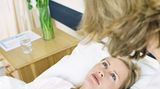 Krankenhaus-Zusatzversicherungen    Wer eines dieser Extras bucht, wird im Krankenhaus fast wie ein Privatpatient behandelt. Der Chefarzt legt persönlich Hand an, man kann sich das Krankenhaus selbst aussuchen, oder man hat Anspruch auf Nerven schonende Doppel- oder Einzelzimmer. Eine Zusatzversicherung fürs Einzelzimmer kostet allerdings auch locker mal 30 Euro im Monat