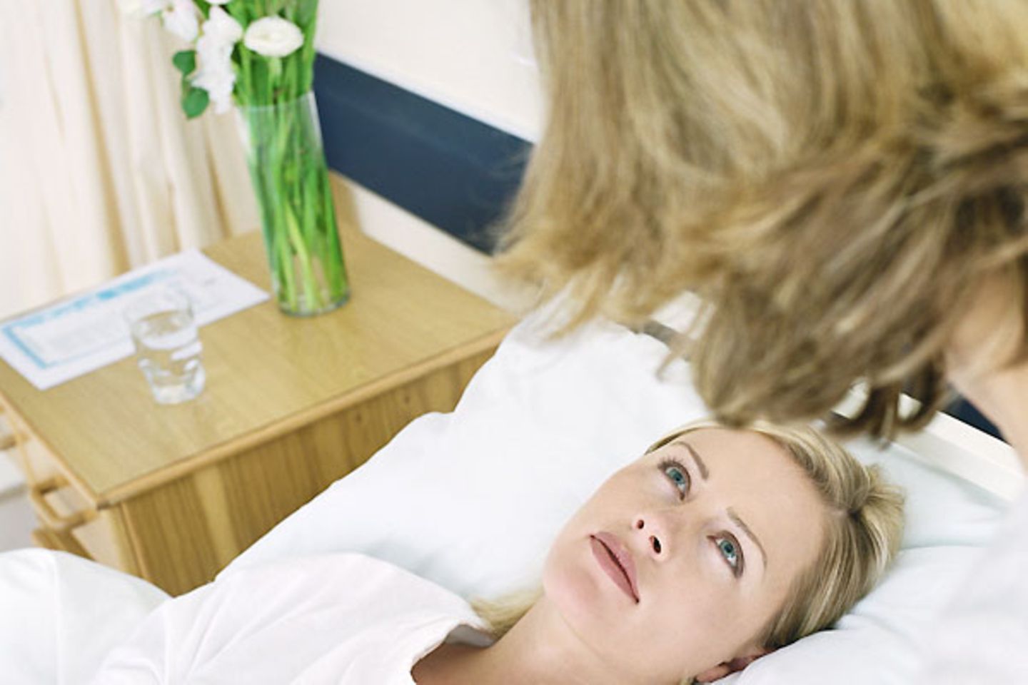 Gesetzlich Versicherte: Krankenhaus-Zusatzversicherungen Wer eines dieser Extras bucht, wird im Krankenhaus fast wie ein Privatpatient behandelt. Der Chefarzt legt persönlich Hand an, man kann sich das Krankenhaus selbst aussuchen, oder man hat Anspruch auf Nerven schonende Doppel- oder Einzelzimmer. Eine Zusatzversicherung fürs Einzelzimmer kostet allerdings auch locker zwischen 20 und 40 Euro im Monat Krankenhaus-Zusatzversicherungen Wer eines dieser Extras bucht, wird im Krankenhaus fast wie ein Privatpatient behandelt. Der Chefarzt legt persönlich Hand an, man kann sich das Krankenhaus selbst aussuchen, oder man hat Anspruch auf Nerven schonende Doppel- oder Einzelzimmer. Eine Zusatzversicherung fürs Einzelzimmer kostet allerdings auch locker mal 30 Euro im Monat