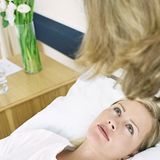 Krankenhaus-Zusatzversicherungen    Wer eines dieser Extras bucht, wird im Krankenhaus fast wie ein Privatpatient behandelt. Der Chefarzt legt persönlich Hand an, man kann sich das Krankenhaus selbst aussuchen, oder man hat Anspruch auf Nerven schonende Doppel- oder Einzelzimmer. Eine Zusatzversicherung fürs Einzelzimmer kostet allerdings auch locker mal 30 Euro im Monat