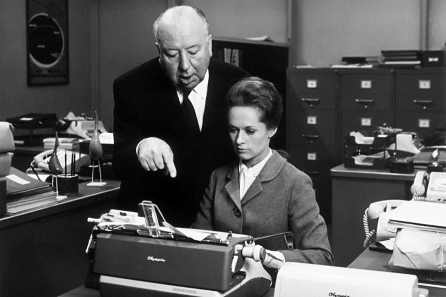 Die Geschmacklosigkeit dieser Szene fand ihre Fortsetzung im wahren Leben: Als Hitchcock mit Hedren am Ende eines Drehtags allein in ihrem Wohnwagen war, machte er ihr einen offenen sexuellen Antrag - den sie ablehnte. Nach diesem Tag weigerte er sich für alle Zeiten, Tippi Hedren jemals wieder persönlich anzusprechen. Am Set übermittelte er Regieanweisungen nur noch über seine Assistentin