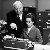 Die Geschmacklosigkeit dieser Szene fand ihre Fortsetzung im wahren Leben: Als Hitchcock mit Hedren am Ende eines Drehtags allein in ihrem Wohnwagen war, machte er ihr einen offenen sexuellen Antrag - den sie ablehnte. Nach diesem Tag weigerte er sich für alle Zeiten, Tippi Hedren jemals wieder persönlich anzusprechen. Am Set übermittelte er Regieanweisungen nur noch über seine Assistentin